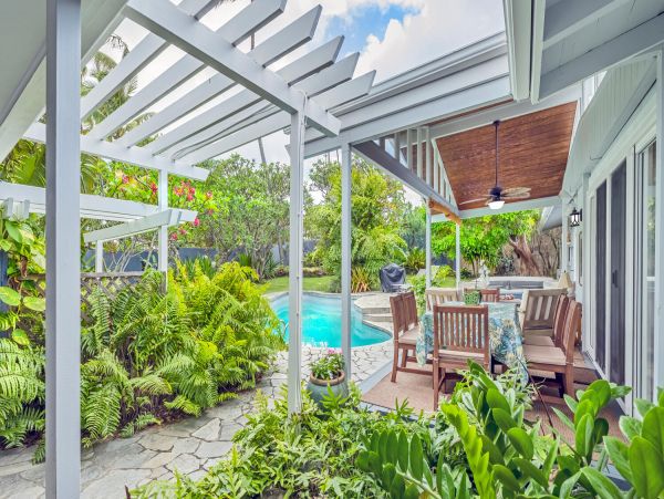 Lovely 4 Bedroom Home with Private Pool & Walk to Beach