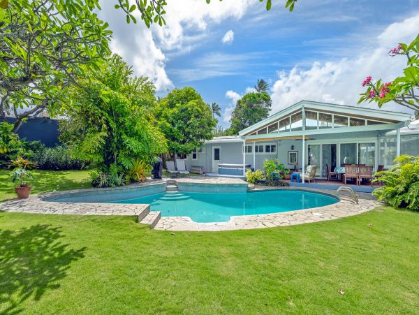 Lovely 4 Bedroom Home with Private Pool & Walk to Beach
