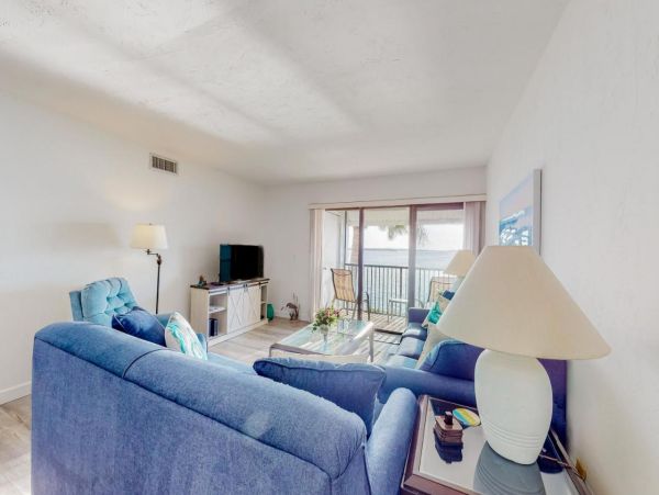 Charming 2 Bedroom Vacation Condo Short Walk to Beach