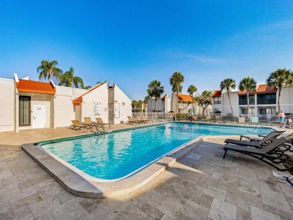 Charming 2 Bedroom Vacation Condo Short Walk to Beach
