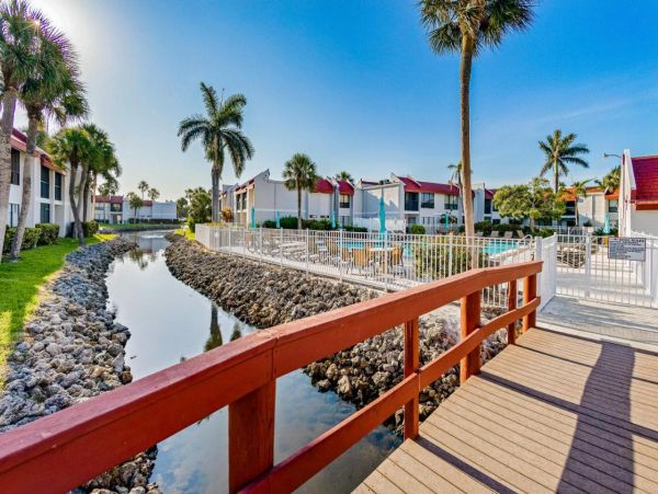 Charming 2 Bedroom Vacation Condo Short Walk to Beach