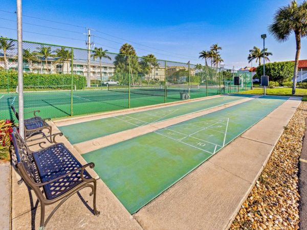 Charming 2 Bedroom Vacation Condo Short Walk to Beach