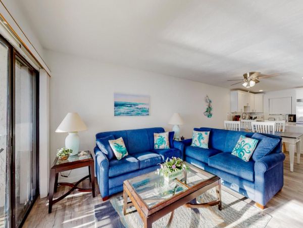 Charming 2 Bedroom Vacation Condo Short Walk to Beach