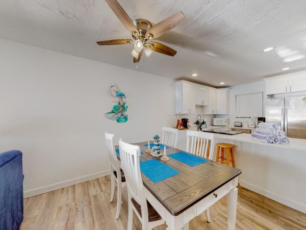 Charming 2 Bedroom Vacation Condo Short Walk to Beach
