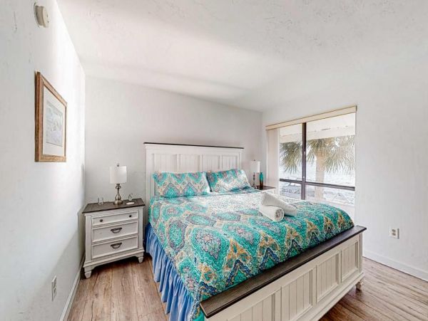 Charming 2 Bedroom Vacation Condo Short Walk to Beach