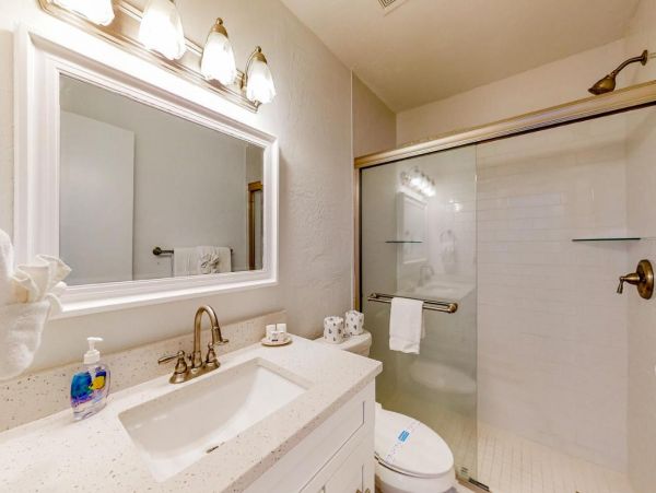 Charming 2 Bedroom Vacation Condo Short Walk to Beach