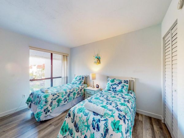 Charming 2 Bedroom Vacation Condo Short Walk to Beach