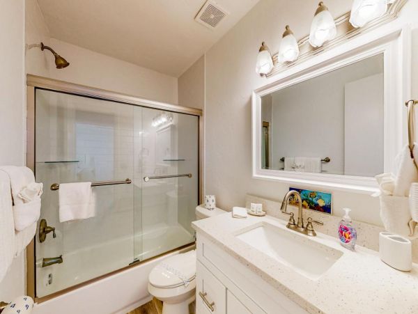 Charming 2 Bedroom Vacation Condo Short Walk to Beach