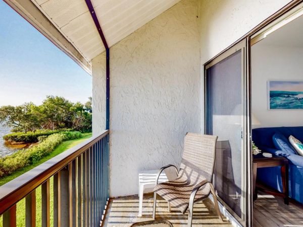 Charming 2 Bedroom Vacation Condo Short Walk to Beach