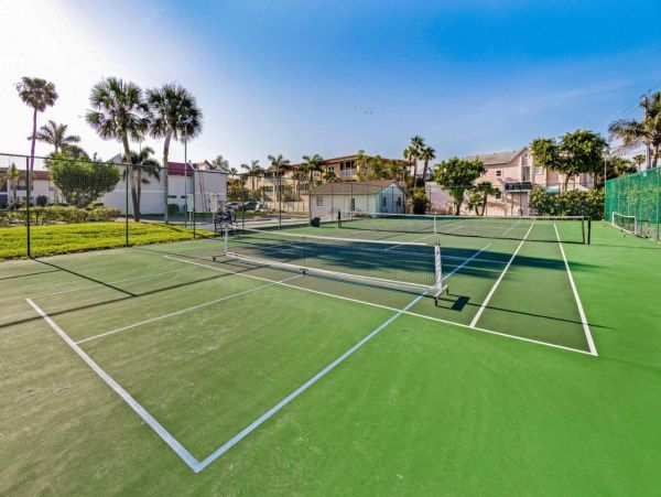 Charming 2 Bedroom Vacation Condo Short Walk to Beach