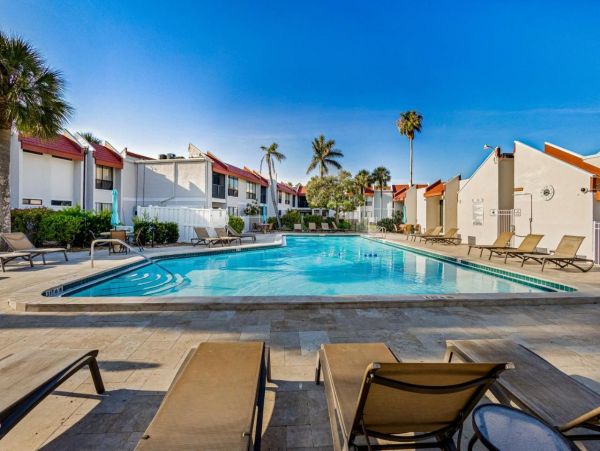Charming 2 Bedroom Vacation Condo Short Walk to Beach