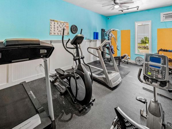 Charming 2 Bedroom Vacation Condo Short Walk to Beach