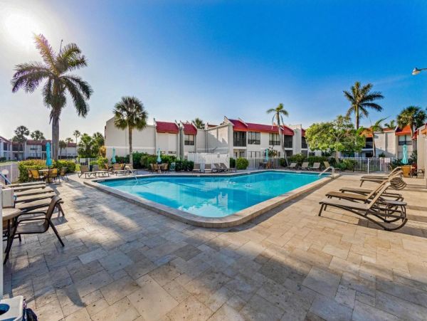 Charming 2 Bedroom Vacation Condo Short Walk to Beach