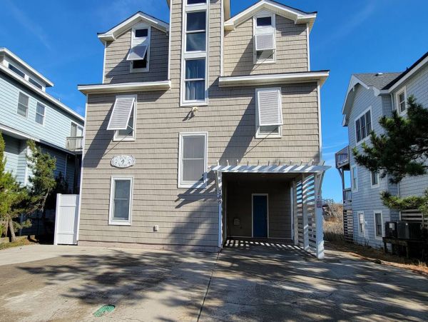 Beachfront Vacation Rental with 6 Bedrooms in Corolla