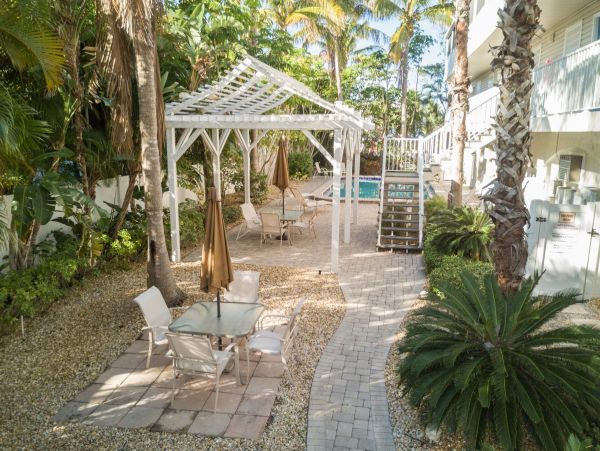 Holmes Beach Vacation Condo Two Bedroom Walk to Beach