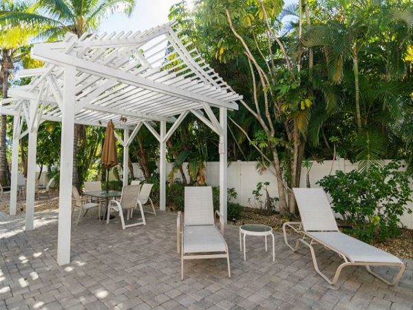 Holmes Beach Vacation Condo Two Bedroom Walk to Beach
