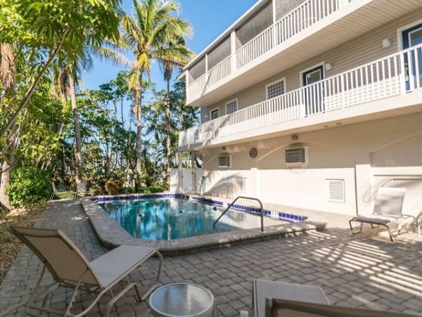 Holmes Beach Vacation Condo Two Bedroom Walk to Beach