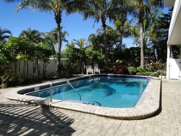 Holmes Beach Vacation Condo Two Bedroom Walk to Beach