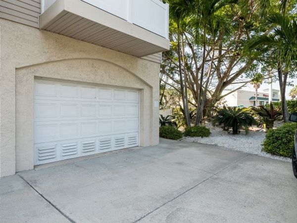 Holmes Beach Vacation Condo Two Bedroom Walk to Beach