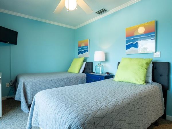 Holmes Beach Vacation Condo Two Bedroom Walk to Beach
