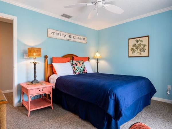 Holmes Beach Vacation Condo Two Bedroom Walk to Beach