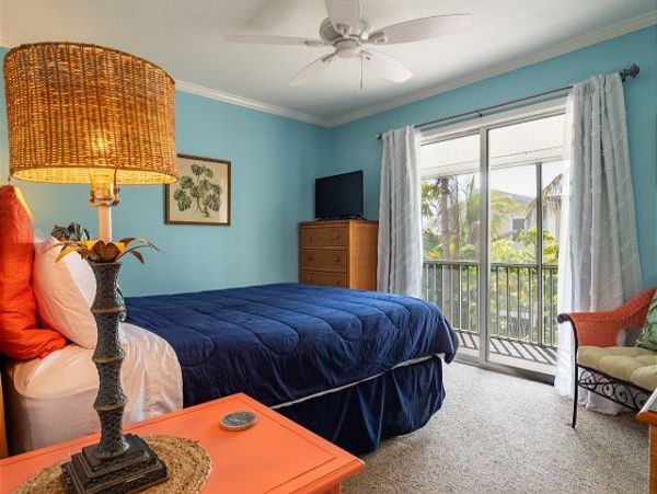 Holmes Beach Vacation Condo Two Bedroom Walk to Beach