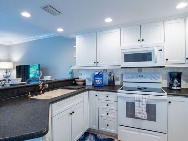Holmes Beach Vacation Condo Two Bedroom Walk to Beach