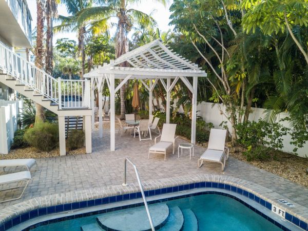Holmes Beach Vacation Condo Two Bedroom Walk to Beach