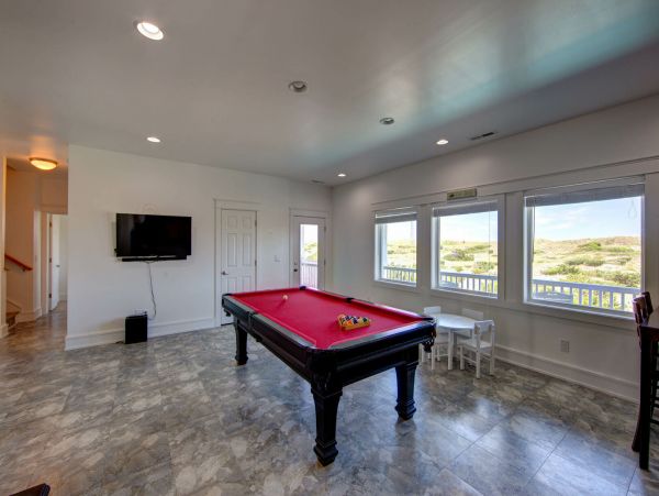 Oceanfront Salvo Vacation Home Six Bedroom
