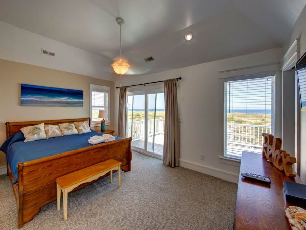 Oceanfront Salvo Vacation Home Six Bedroom
