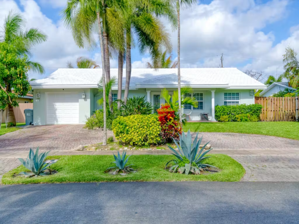 3 Bedroom Home with Private pool near the beach