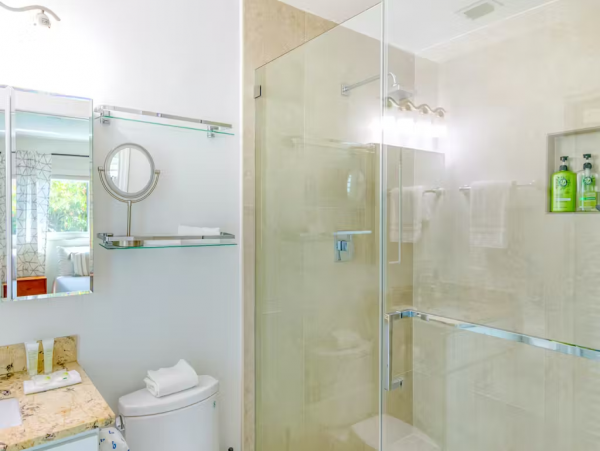 3 Bedroom Home with Private pool near the beach
