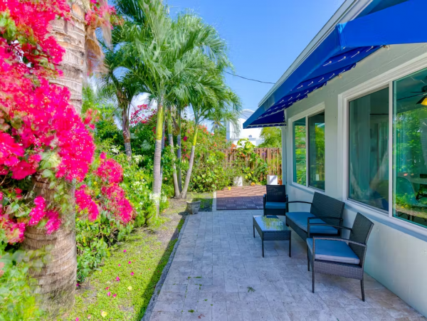 3 Bedroom Home with Private pool near the beach