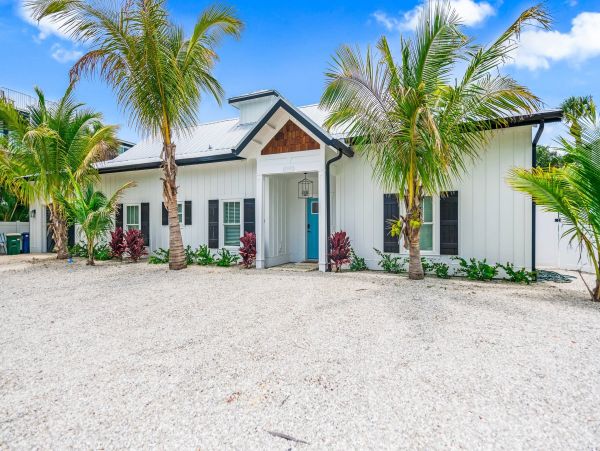 Holmes Beach Vacation Home Four Bedroom Walk to Beach