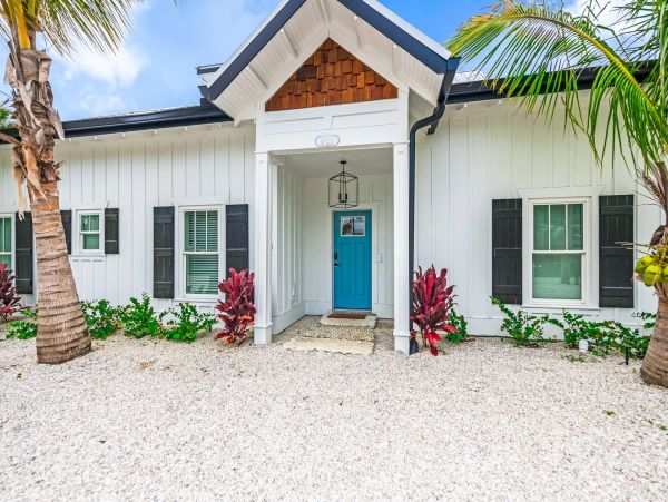 Holmes Beach Vacation Home Four Bedroom Walk to Beach