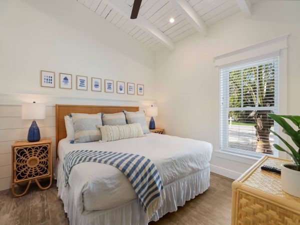 Holmes Beach Vacation Home Four Bedroom Walk to Beach