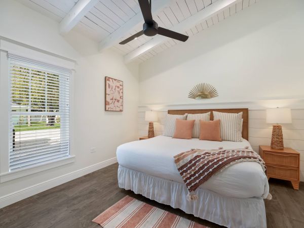 Holmes Beach Vacation Home Four Bedroom Walk to Beach