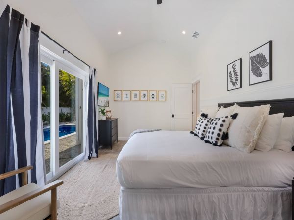Holmes Beach Vacation Home Four Bedroom Walk to Beach