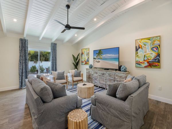 Holmes Beach Vacation Home Four Bedroom Walk to Beach