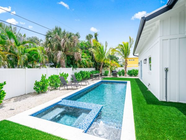 Holmes Beach Vacation Home Four Bedroom Walk to Beach