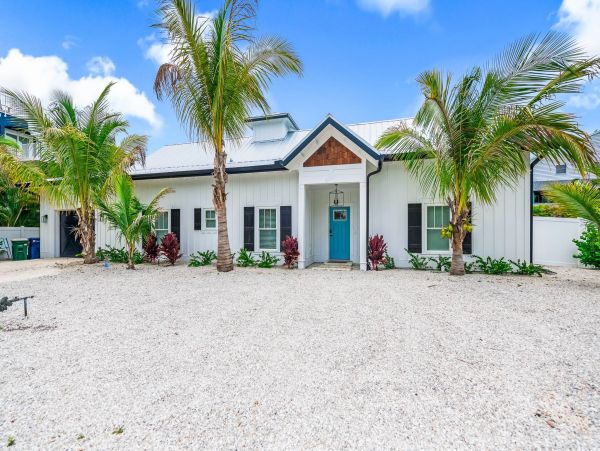 Holmes Beach Vacation Home Four Bedroom Walk to Beach