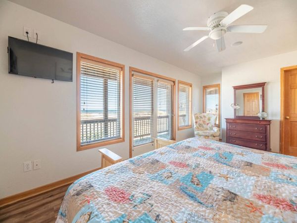 Luxurious Semi-Oceanfront 7-Bedroom Home in Corolla - Perfect Family Getaway