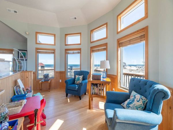 Luxurious Semi-Oceanfront 7-Bedroom Home in Corolla - Perfect Family Getaway