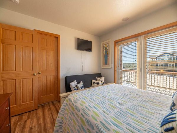 Luxurious Semi-Oceanfront 7-Bedroom Home in Corolla - Perfect Family Getaway