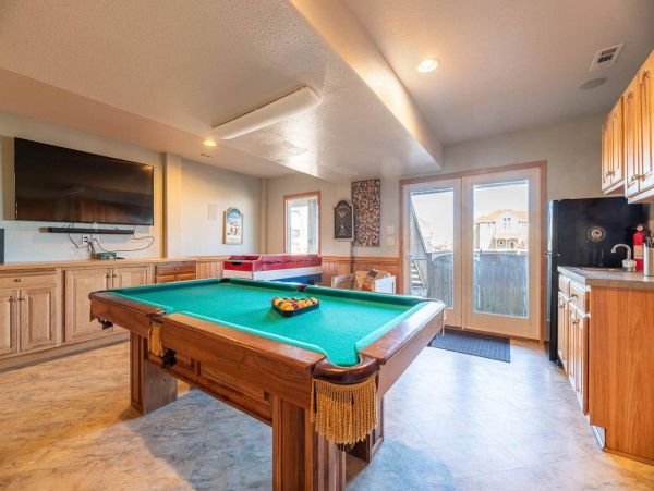 Luxurious Semi-Oceanfront 7-Bedroom Home in Corolla - Perfect Family Getaway
