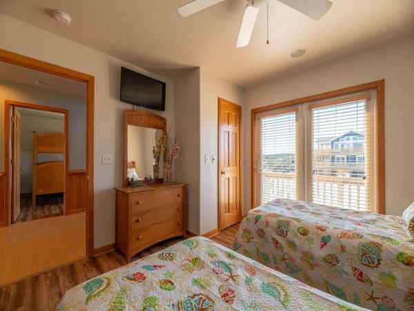 Luxurious Semi-Oceanfront 7-Bedroom Home in Corolla - Perfect Family Getaway