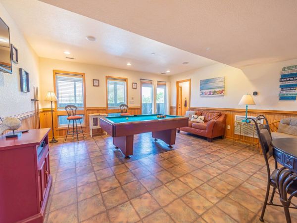 Perfect Getaway with Pool & Spa in Carova Beach Sleeps 14