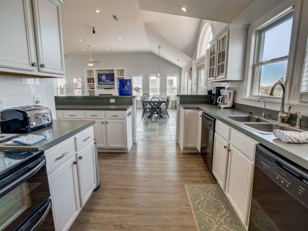 Beautiful Corolla Vacation Getaway with 9 Bedrooms