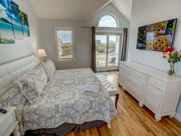 Beautiful Corolla Vacation Getaway with 9 Bedrooms