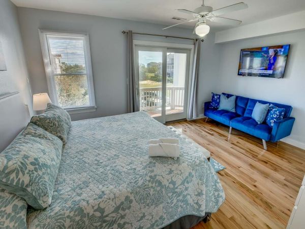 Beautiful Corolla Vacation Getaway with 9 Bedrooms